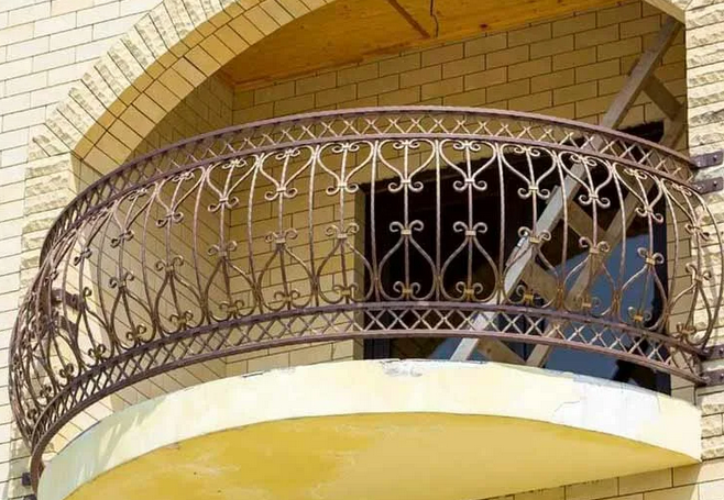 фото полукруглый кованый балкон