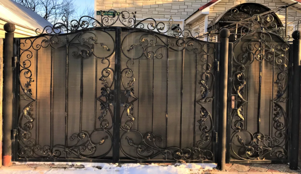 Купить ворота в воронеже. Кованые ворота Сикард. Кованые ворота Ишеева. Кованые ворота в Нальчике Сикард. Красивые металлические ворота.
