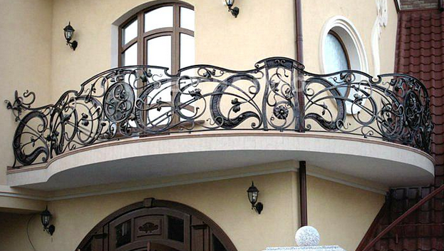 фото изогнутый кованый балкон