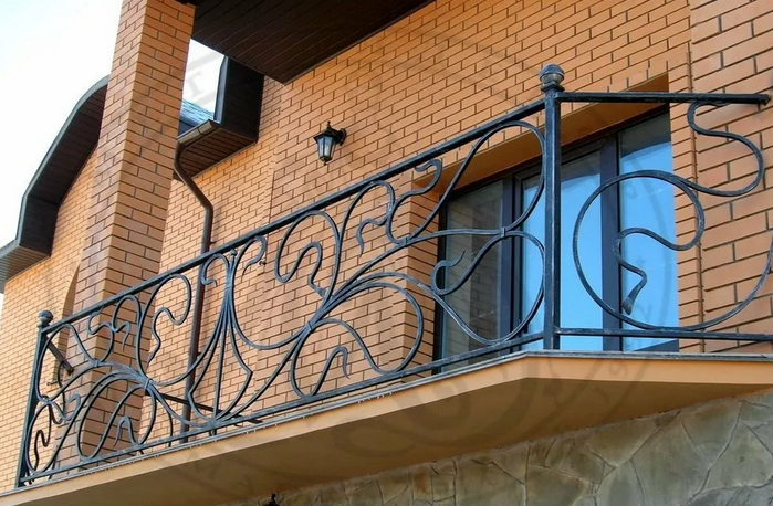 фото угловой кованый балкон