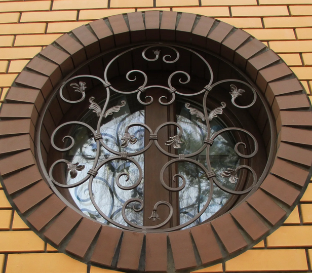 пример круглой решетки с ковкой на круглые окна